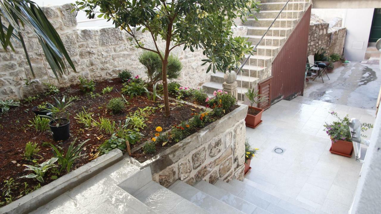City Center Garden Apartments Шибеник Екстер'єр фото